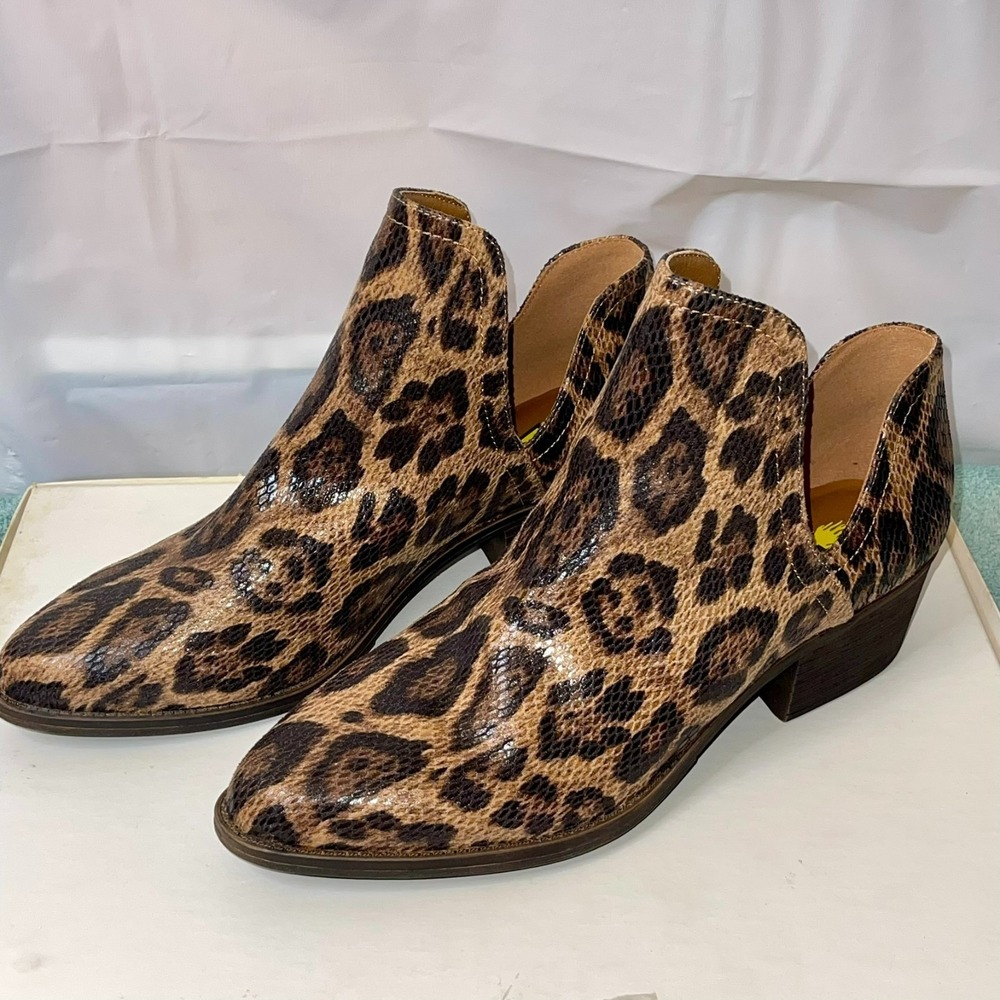 Volatile Chronicle Women Sz 11 V-Cut Ankle Booties Leopard Print Block Heel NEW - Picture 3 of 8